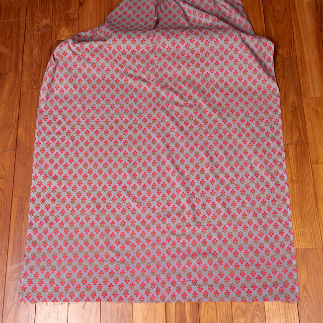 〔1m単位切り売り〕南インドの小花柄布〔幅約103cm〕 - グレー系 2 - 生地全体を広げてみたところです。1個あたり1mとして、ご注文個数に応じた長さにカットしてお送りいたします。