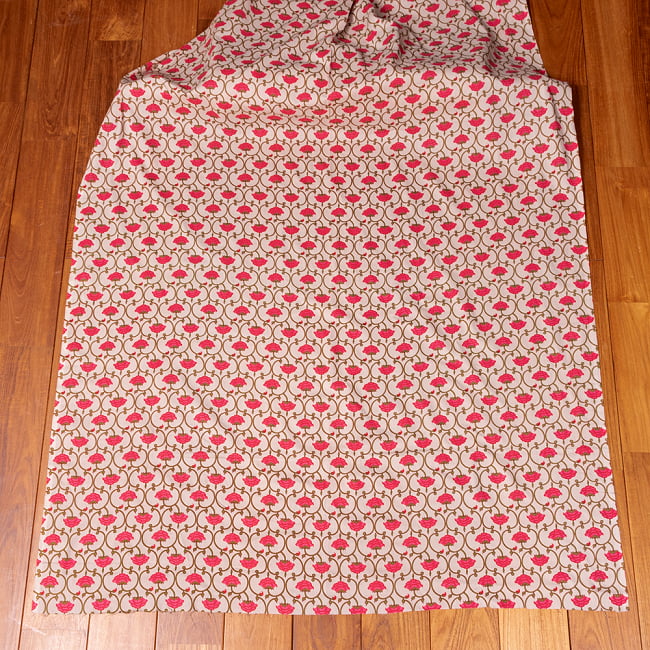 〔1m単位切り売り〕伝統息づく南インドから　更紗模様布〔幅約105cm〕 - ホワイト系 2 - 生地全体を広げてみたところです。1個あたり1mとして、ご注文個数に応じた長さにカットしてお送りいたします。