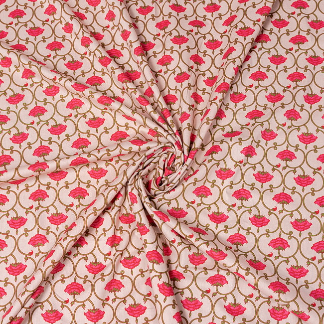 〔1m切り売り〕伝統息づく南インドから　更紗模様布〔幅約105cm〕 - ホワイト系 5 - 生地の拡大写真です。とても良い風合いです。