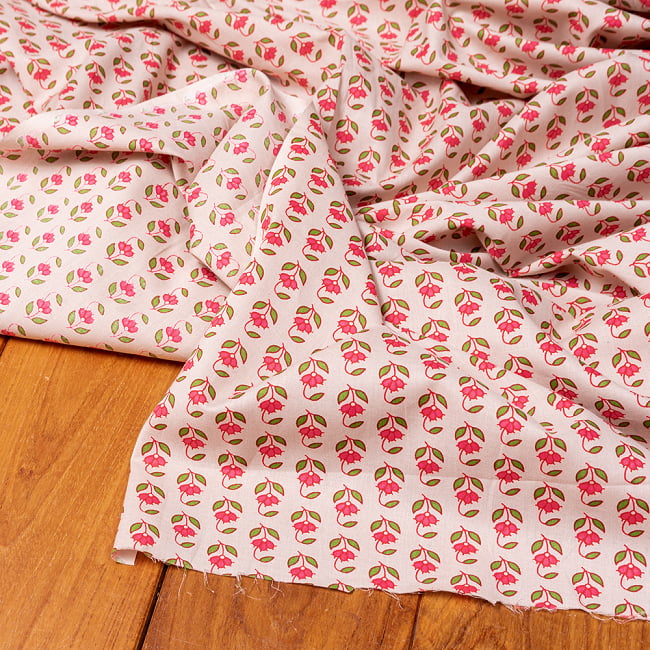〔1m単位切り売り〕南インドの小花柄布〔幅約104cm〕 - ホワイトグレー系 5 - 生地の拡大写真です。とても良い風合いです。