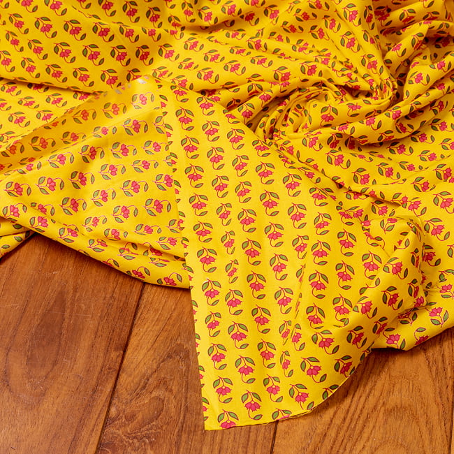 〔1m切り売り〕南インドの小花柄布〔幅約104cm〕 - イエロー系 5 - 生地の拡大写真です。とても良い風合いです。