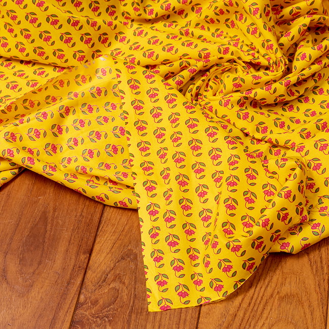 〔1m単位切り売り〕南インドの小花柄布〔幅約104cm〕 - イエロー系 5 - 生地の拡大写真です。とても良い風合いです。