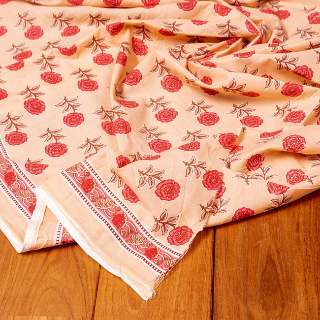 〔1m切り売り〕南インドの小花柄布〔幅約108.5cm〕 - ベージュ系の写真1枚目です。インドらしい味わいのある布地です。切り売り,量り売り布,アジア布 量り売り,手芸,裁縫,生地,アジアン,ファブリック