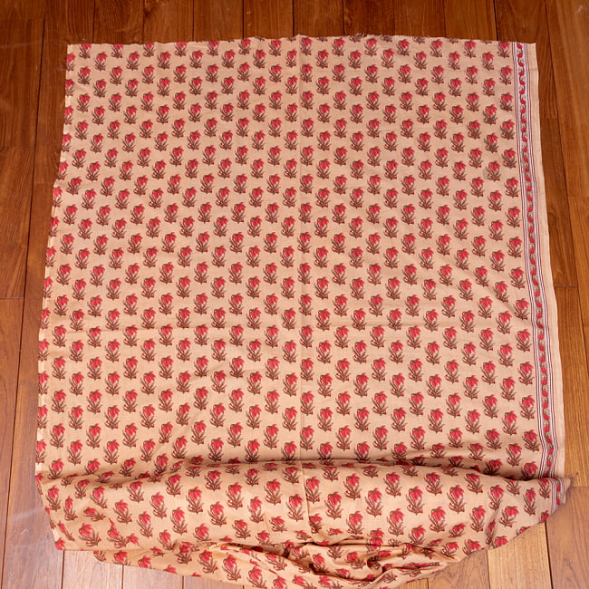 〔1m単位切り売り〕南インドの小花柄布〔幅約111cm〕 - ベージュ系 2 - 生地全体を広げてみたところです。1個あたり1mとして、ご注文個数に応じた長さにカットしてお送りいたします。