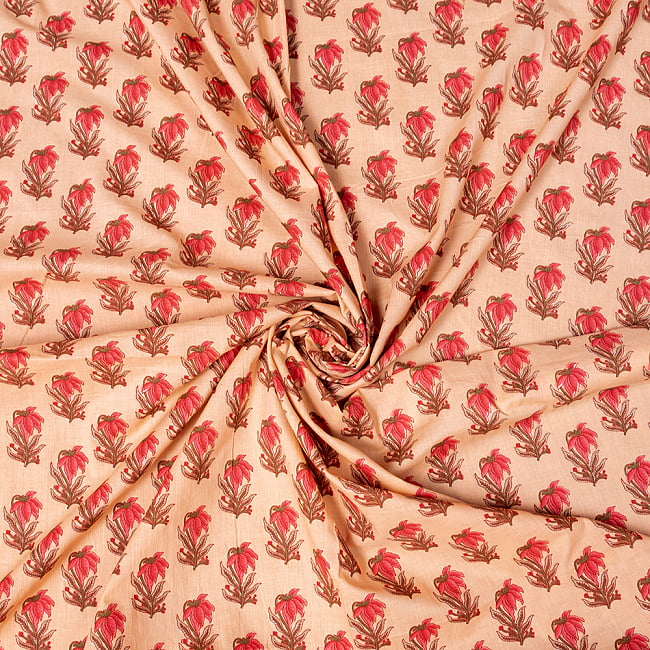 〔1m切り売り〕南インドの小花柄布〔幅約111cm〕 - ベージュ系 5 - 生地の拡大写真です。とても良い風合いです。