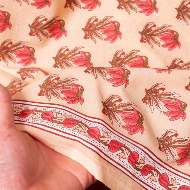 〔1m切り売り〕南インドの小花柄布〔幅約111cm〕 - ベージュ系 6 - このような質感の生地になります