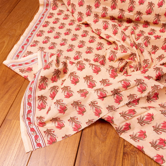 〔1m切り売り〕南インドの小花柄布〔幅約111cm〕 - ベージュ系の写真1枚目です。インドらしい味わいのある布地です。切り売り,量り売り布,アジア布 量り売り,手芸,裁縫,生地,アジアン,ファブリック