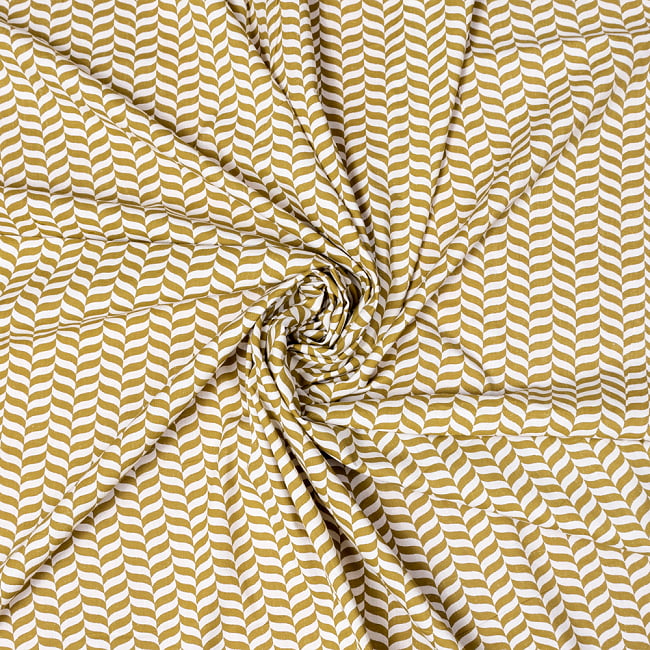 〔1m切り売り〕南インドのキャンディケインストライプ布　ヘリンボーン〔幅約108.5cm〕 - ウィローグリーン×白系 4 - インドならではの布ですね。