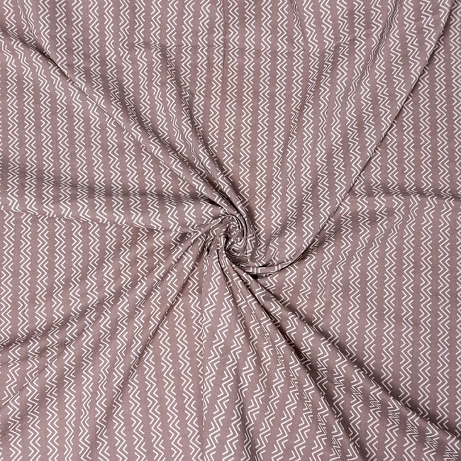〔1m切り売り〕南インドのジグザグ模様　シェブロン・ストライプ布〔幅約110cm〕 - グレー系 4 - インドならではの布ですね。