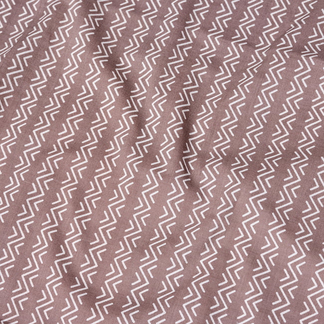 〔1m切り売り〕南インドのジグザグ模様　シェブロン・ストライプ布〔幅約110cm〕 - グレー系の写真