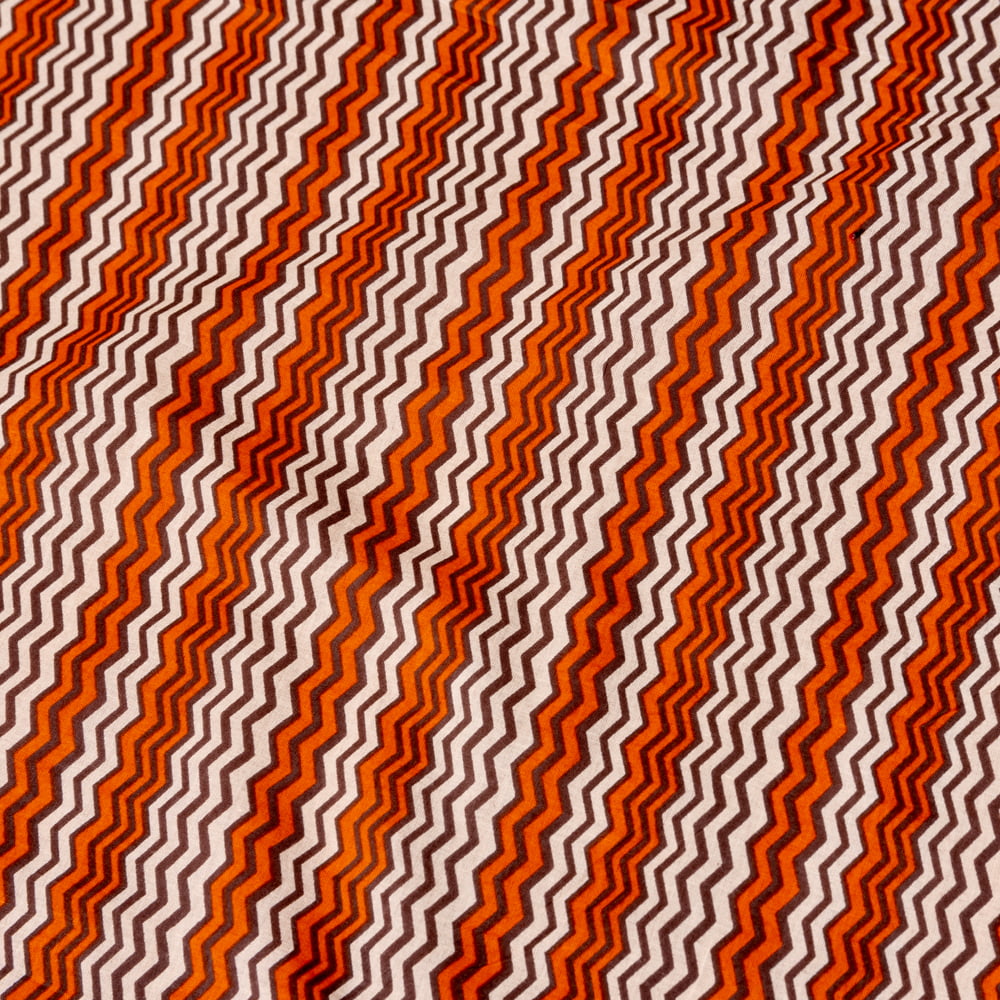 〔1m切り売り〕南インドのジグザグ模様　シェブロン・ストライプ布〔幅約110.5cm〕 - 白×オレンジ×グレー系1枚目の説明写真です