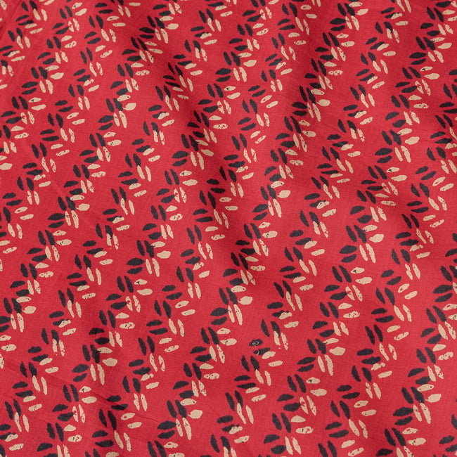 〔1m切り売り〕南インドのビーンズ・パターン布〔幅約109cm〕 - ピンク系 4 - インドならではの布ですね。