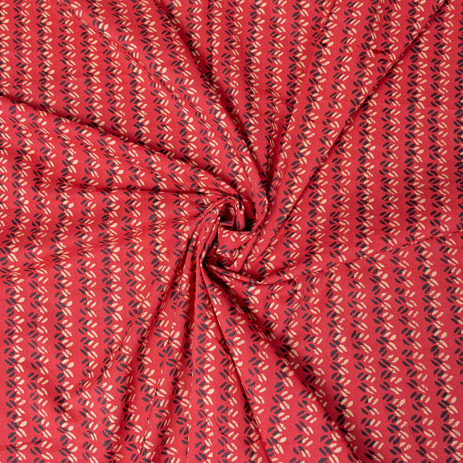 〔1m切り売り〕南インドのビーンズ・パターン布〔幅約109cm〕 - ピンク系 5 - 生地の拡大写真です。とても良い風合いです。