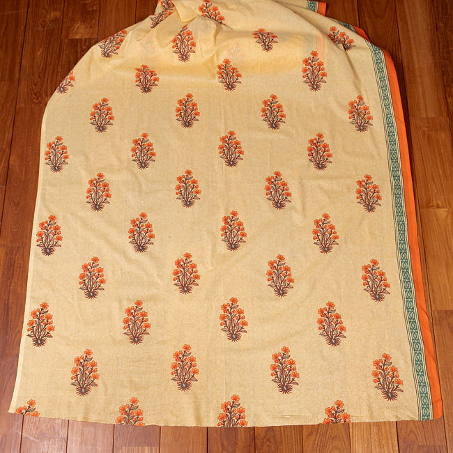 〔1m切り売り〕伝統息づく南インドから　昔ながらの更紗模様布〔幅約111cm〕 - イエロー系 2 - 生地全体を広げてみたところです。1個あたり1mとして、ご注文個数に応じた長さにカットしてお送りいたします。