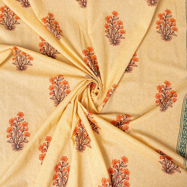 〔1m切り売り〕伝統息づく南インドから　昔ながらの更紗模様布〔幅約111cm〕 - イエロー系 5 - 生地の拡大写真です。とても良い風合いです。