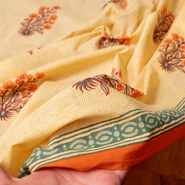 〔1m切り売り〕伝統息づく南インドから　昔ながらの更紗模様布〔幅約111cm〕 - イエロー系 6 - このような質感の生地になります