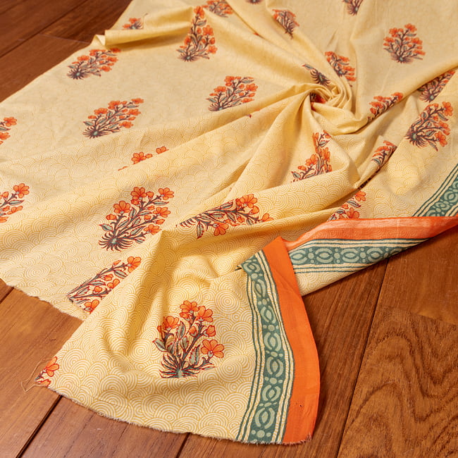 〔1m切り売り〕伝統息づく南インドから　昔ながらの更紗模様布〔幅約111cm〕 - イエロー系の写真1枚目です。インドらしい味わいのある布地です。切り売り,量り売り布,アジア布 量り売り,手芸,裁縫,生地,アジアン,ファブリック