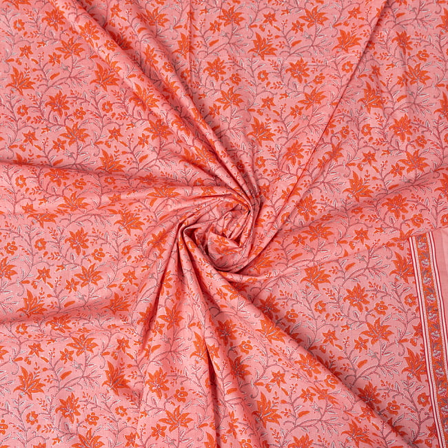 〔1m切り売り〕伝統息づく南インドから　昔ながらの更紗模様布〔幅約111cm〕 - ピンク系 5 - 生地の拡大写真です。とても良い風合いです。