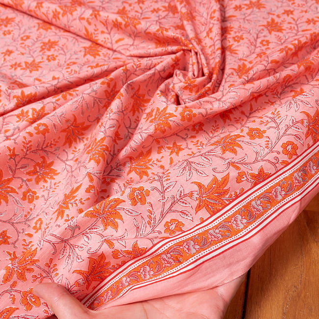 〔1m切り売り〕伝統息づく南インドから　昔ながらの更紗模様布〔幅約111cm〕 - ピンク系 6 - このような質感の生地になります