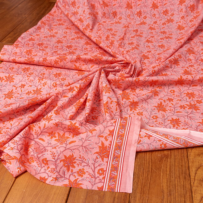 〔1m切り売り〕伝統息づく南インドから　昔ながらの更紗模様布〔幅約111cm〕 - ピンク系の写真1枚目です。インドらしい味わいのある布地です。切り売り,量り売り布,アジア布 量り売り,手芸,裁縫,生地,アジアン,ファブリック
