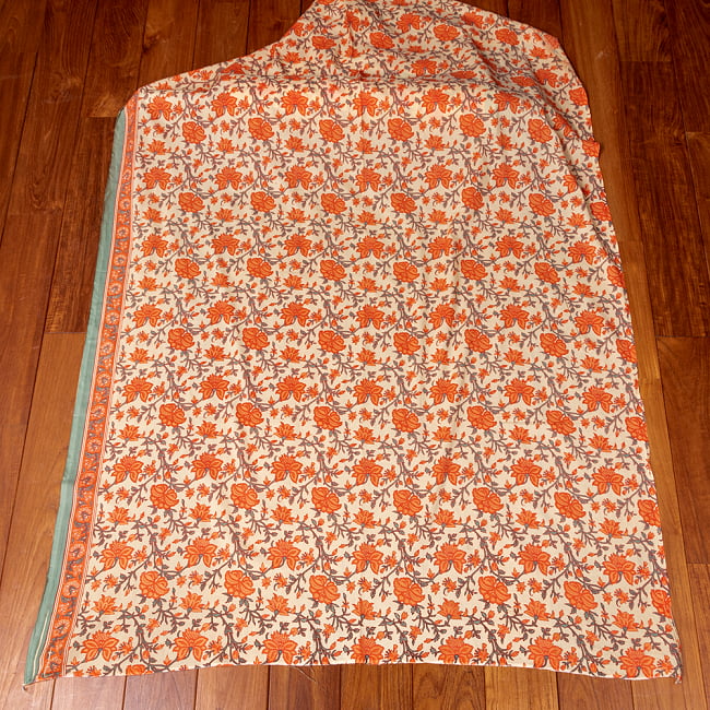 〔1m切り売り〕伝統息づく南インドから　昔ながらの更紗模様布〔幅約109cm〕 - イエロー×オレンジ系 2 - 生地全体を広げてみたところです。1個あたり1mとして、ご注文個数に応じた長さにカットしてお送りいたします。
