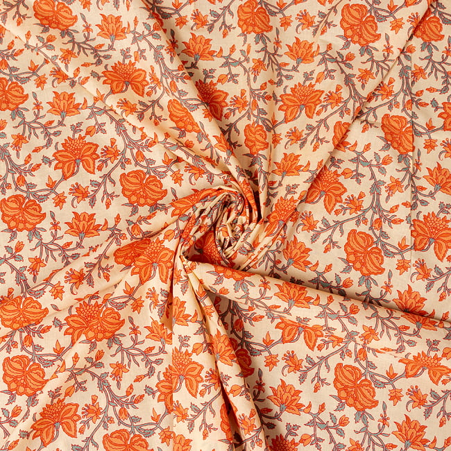 〔1m切り売り〕伝統息づく南インドから　昔ながらの更紗模様布〔幅約109cm〕 - イエロー×オレンジ系 5 - 生地の拡大写真です。とても良い風合いです。