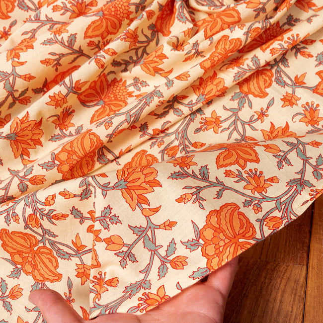 〔1m切り売り〕伝統息づく南インドから　昔ながらの更紗模様布〔幅約109cm〕 - イエロー×オレンジ系 6 - このような質感の生地になります