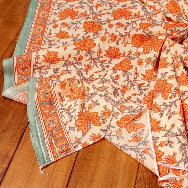 〔1m切り売り〕伝統息づく南インドから　昔ながらの更紗模様布〔幅約109cm〕 - イエロー×オレンジ系の写真1枚目です。インドらしい味わいのある布地です。切り売り,量り売り布,アジア布 量り売り,手芸,裁縫,生地,アジアン,ファブリック