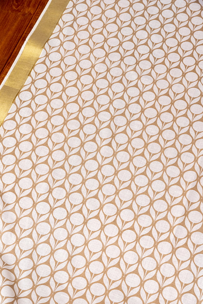 〔1m切り売り〕伝統息づく南インドから　ゴールド装飾付きモダン花柄布〔幅約105cm〕 - ホワイト×ライトブラウン系 3 - 1mの長さごとにご購入いただけます。
