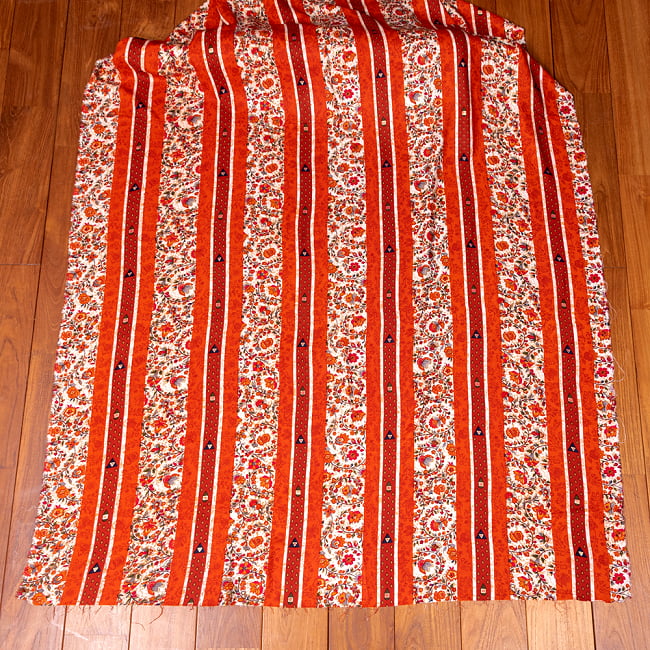 〔1m切り売り〕南インドの肌触り柔らかな更紗ストライプ布〔幅約111cm〕 - オレンジ×レッド系 2 - 生地全体を広げてみたところです。1個あたり1mとして、ご注文個数に応じた長さにカットしてお送りいたします。