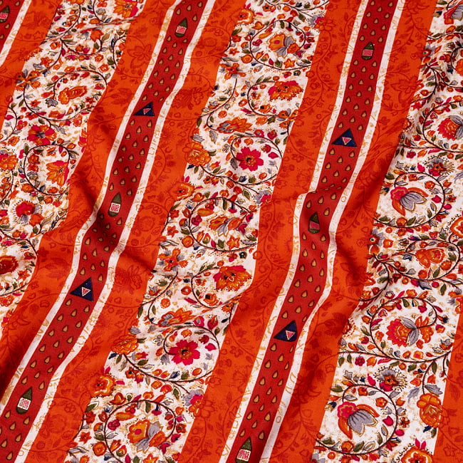 〔1m単位切り売り〕南インドの肌触り柔らかな更紗ストライプ布〔幅約111cm〕 - オレンジ×レッド系 4 - インドならではの布ですね。