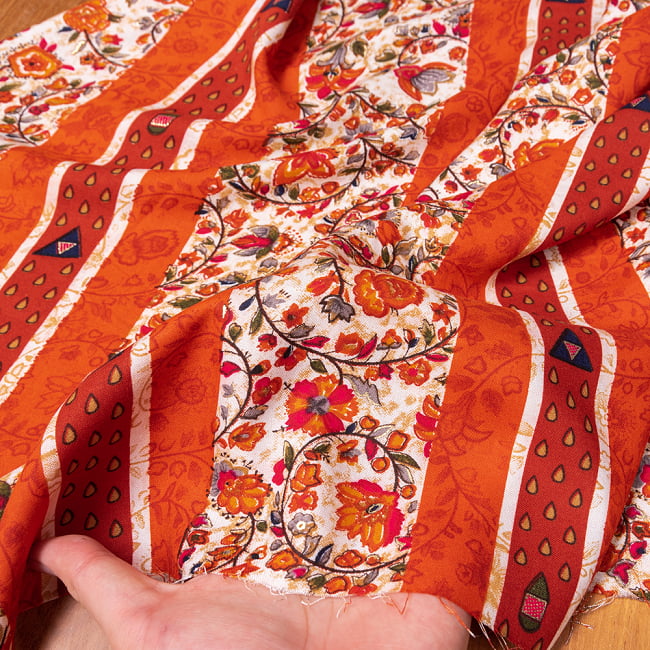 〔1m切り売り〕南インドの肌触り柔らかな更紗ストライプ布〔幅約111cm〕 - オレンジ×レッド系 6 - このような質感の生地になります