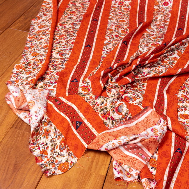 〔1m切り売り〕南インドの肌触り柔らかな更紗ストライプ布〔幅約111cm〕 - オレンジ×レッド系の写真1枚目です。インドらしい味わいのある布地です。切り売り,量り売り布,アジア布 量り売り,手芸,裁縫,生地,アジアン,ファブリック