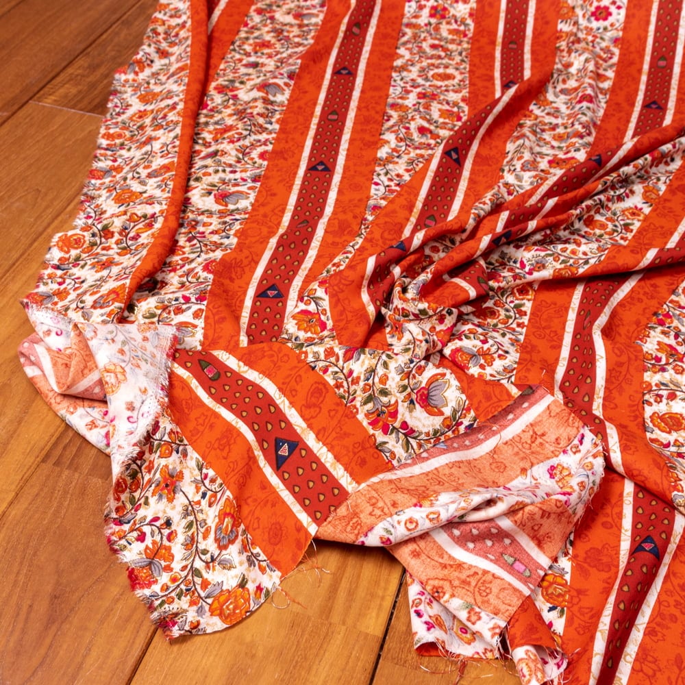 〔1m単位切り売り〕南インドの肌触り柔らかな更紗ストライプ布〔幅約111cm〕 - オレンジ×レッド系1枚目の説明写真です