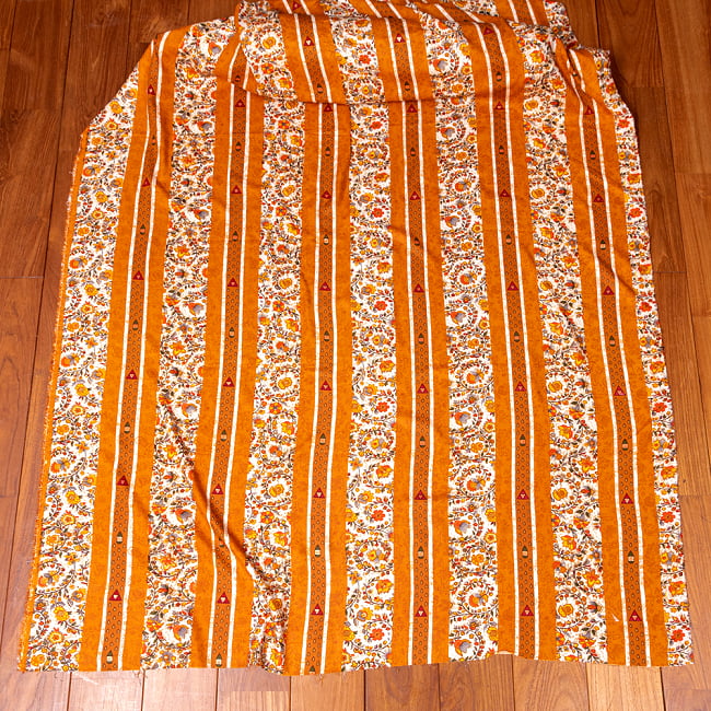 〔1m切り売り〕南インドの肌触り柔らかな更紗ストライプ布〔幅約112cm〕 - オレンジ系 2 - 生地全体を広げてみたところです。1個あたり1mとして、ご注文個数に応じた長さにカットしてお送りいたします。