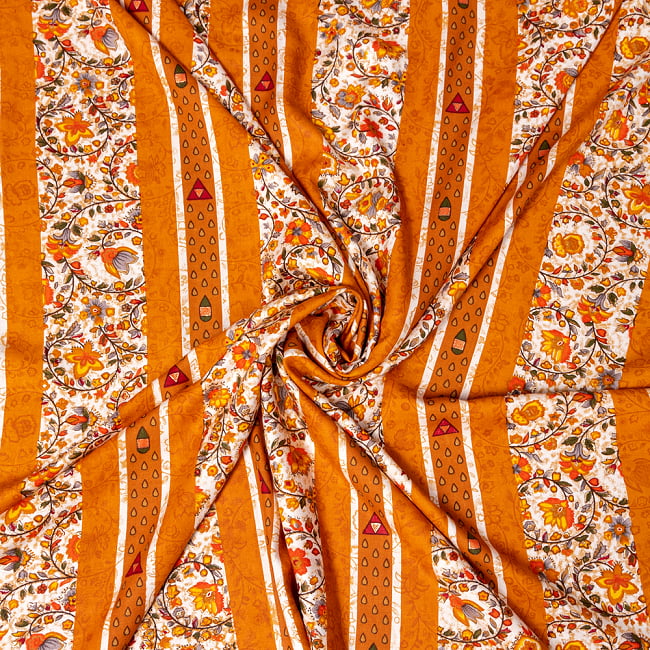 〔1m切り売り〕南インドの肌触り柔らかな更紗ストライプ布〔幅約112cm〕 - オレンジ系 5 - 生地の拡大写真です。とても良い風合いです。