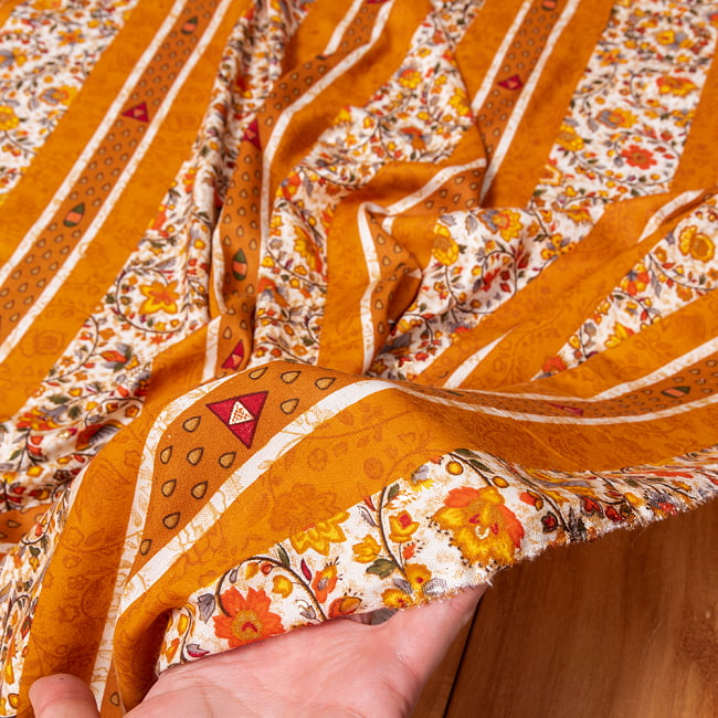 〔1m切り売り〕南インドの肌触り柔らかな更紗ストライプ布〔幅約112cm〕 - オレンジ系 6 - このような質感の生地になります