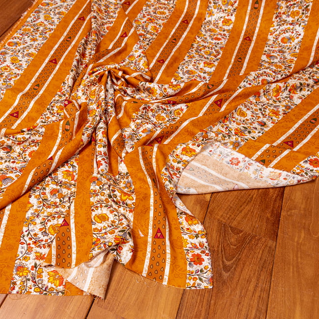 〔1m切り売り〕南インドの肌触り柔らかな更紗ストライプ布〔幅約112cm〕 - オレンジ系の写真1枚目です。インドらしい味わいのある布地です。切り売り,量り売り布,アジア布 量り売り,手芸,裁縫,生地,アジアン,ファブリック