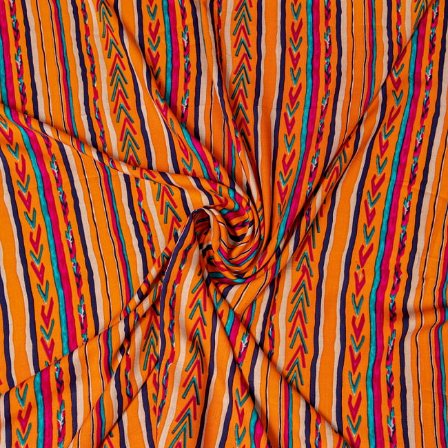 〔1m切り売り〕南インドの肌触り柔らかなトライバルストライプ布〔幅約110cm〕 - オレンジ系 5 - 生地の拡大写真です。とても良い風合いです。