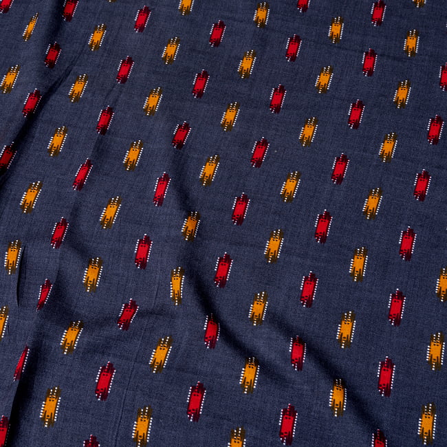 〔1m切り売り〕南インドの絣織り風パターン布〔幅約109cm〕 - ダークグレー系 4 - インドならではの布ですね。