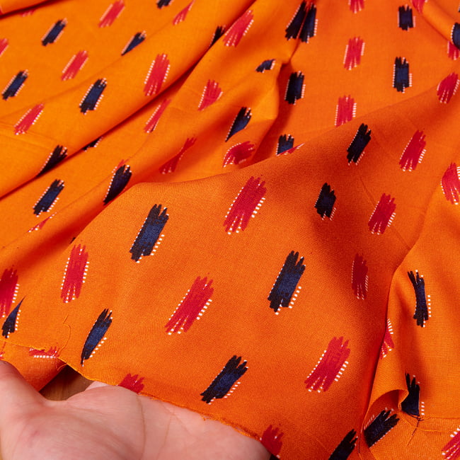 〔1m切り売り〕南インドの絣織り風パターン布〔幅約109.5cm〕 - オレンジ系 6 - このような質感の生地になります