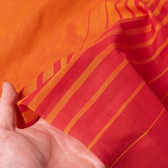 〔1m切り売り〕南インドのバイカラーセンターストライプ布〔幅約110cm〕 - オレンジ×えんじ系 6 - このような質感の生地になります