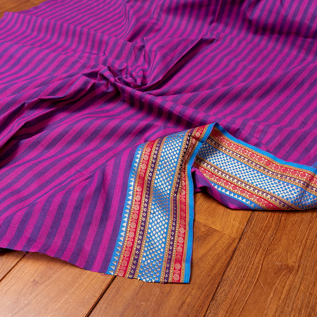 〔1m切り売り〕南インドのハーフボーダー　ストライプコットンクロス〔幅約105cm〕 - パープル系の写真1枚目です。インドらしい味わいのある布地です。切り売り,量り売り布,アジア布 量り売り,手芸,裁縫,生地,アジアン,ファブリック