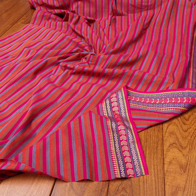 〔1m切り売り〕南インドのハーフボーダー　ストライプコットンクロス〔幅約108cm〕 - ピンク系の写真1枚目です。インドらしい味わいのある布地です。切り売り,量り売り布,アジア布 量り売り,手芸,裁縫,生地,アジアン,ファブリック