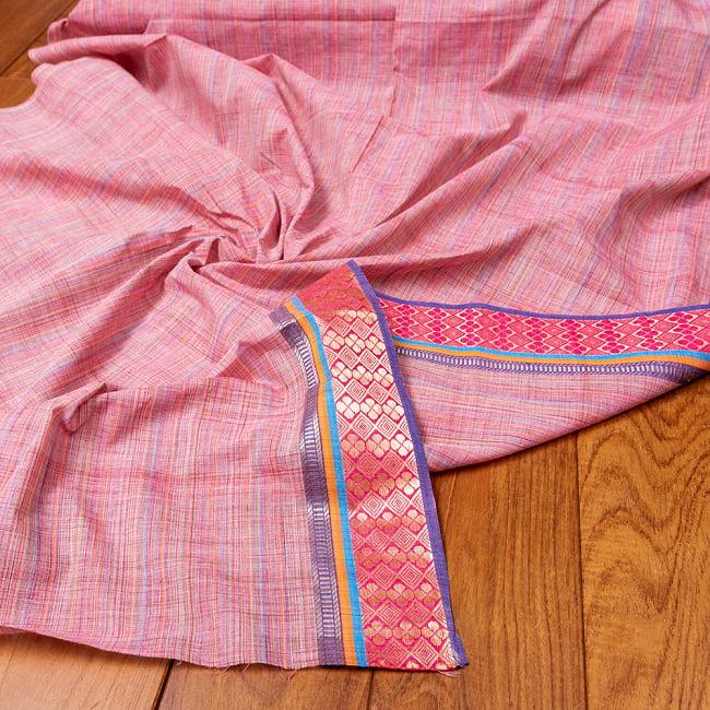 〔1m切り売り〕南インドのハーフボーダーコットンクロス〔幅約108cm〕 - ピンク系の写真1枚目です。インドらしい味わいのある布地です。切り売り,量り売り布,アジア布 量り売り,手芸,裁縫,生地,アジアン,ファブリック