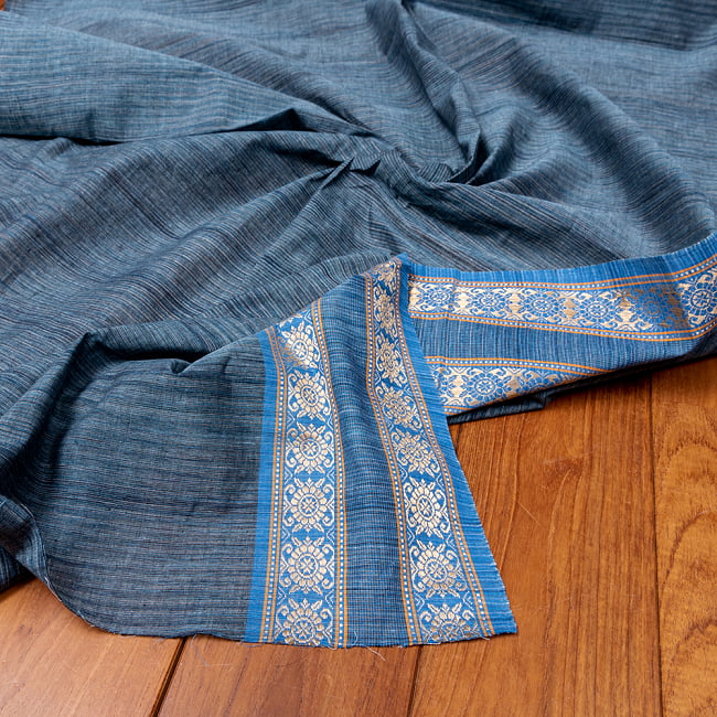 〔1m切り売り〕南インドのハーフボーダーコットンクロス〔幅約109cm〕 - ブルーグレー系の写真1枚目です。インドらしい味わいのある布地です。切り売り,量り売り布,アジア布 量り売り,手芸,裁縫,生地,アジアン,ファブリック