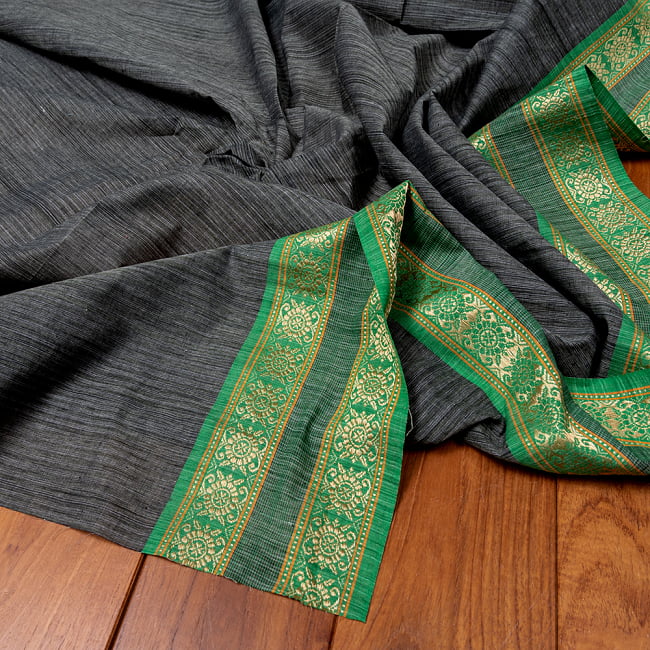 〔1m切り売り〕南インドのハーフボーダーコットンクロス〔幅約109cm〕 - グレー系の写真1枚目です。インドらしい味わいのある布地です。切り売り,量り売り布,アジア布 量り売り,手芸,裁縫,生地,アジアン,ファブリック