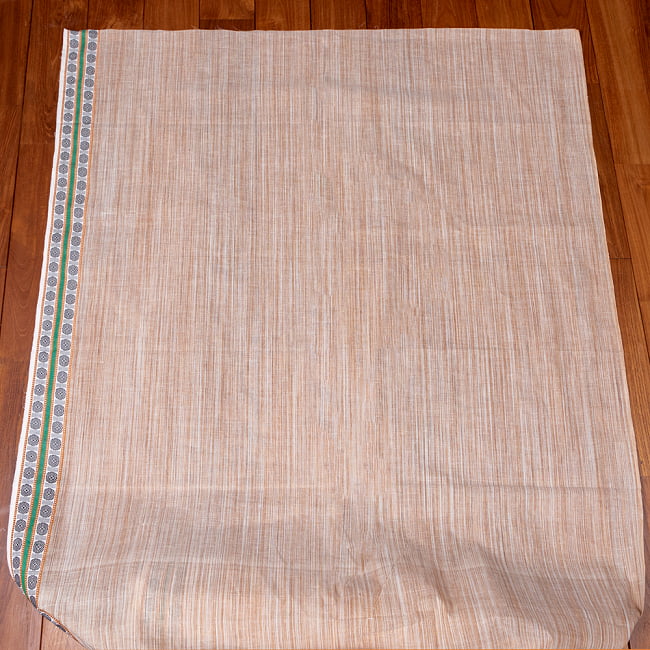 〔1m単位切り売り〕南インドのハーフボーダーコットンクロス〔幅約110cm〕 - ベージュ系 2 - 生地全体を広げてみたところです。1個あたり1mとして、ご注文個数に応じた長さにカットしてお送りいたします。