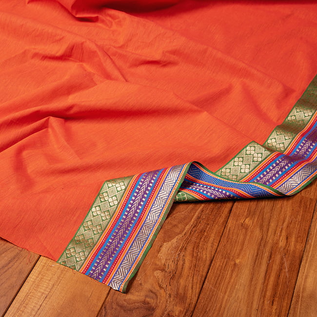 〔1m切り売り〕南インドのハーフボーダーコットンクロス〔約106cm〕 - オレンジの写真1枚目です。インドらしい味わいのある布地です。切り売り,量り売り布,アジア布 量り売り,手芸,裁縫,生地,アジアン,ファブリック,ブロケード