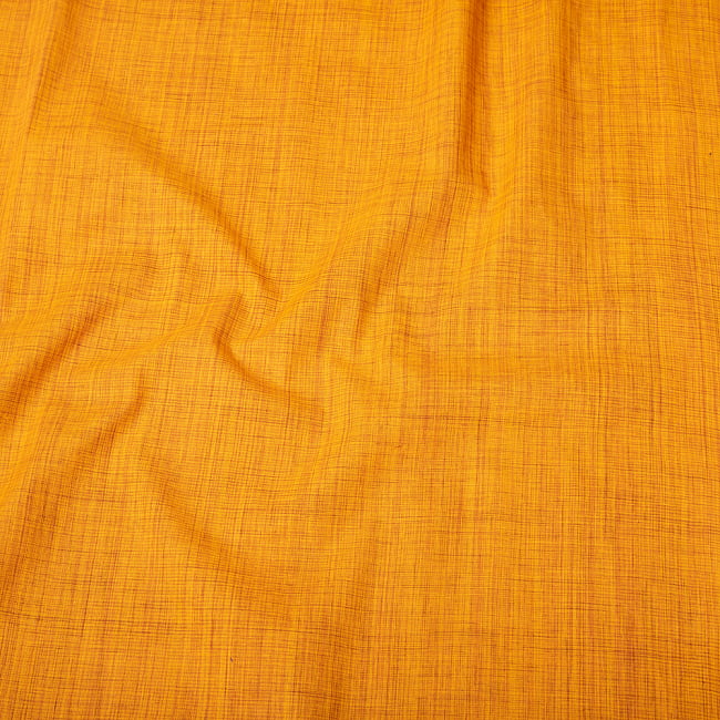 〔1m切り売り〕南インドのシンプル無地コットン布〔約106cm〕 - オレンジ 4 - インドならではの布ですね。